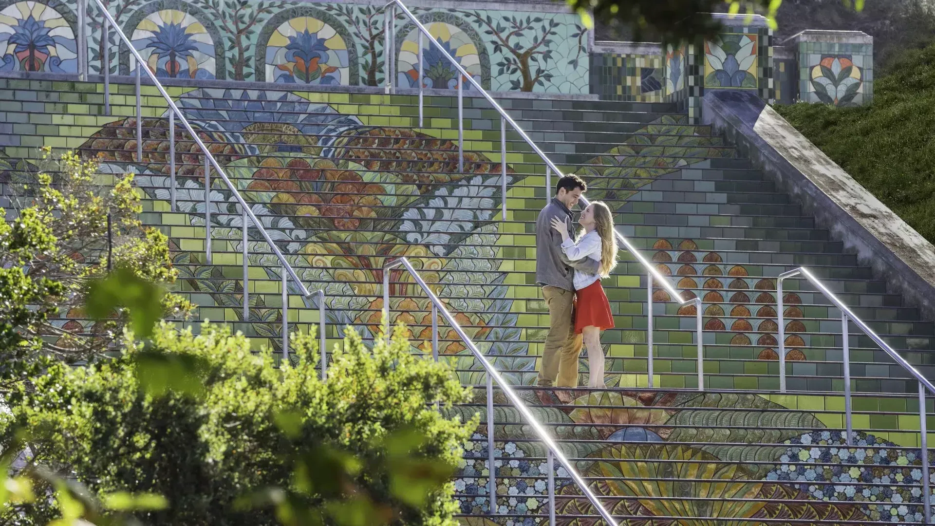 Foto tomada desde un ángulo de una pareja parada en los coloridos escalones de azulejos de Lincoln Park.