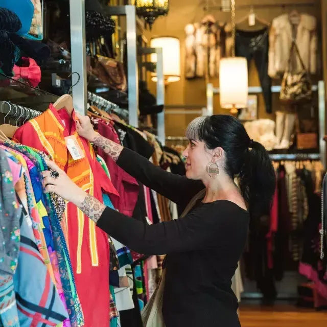 Uma mulher faz compras em uma boutique de São Francisco.